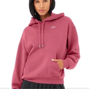 ALO accolade hoodie in raspberry